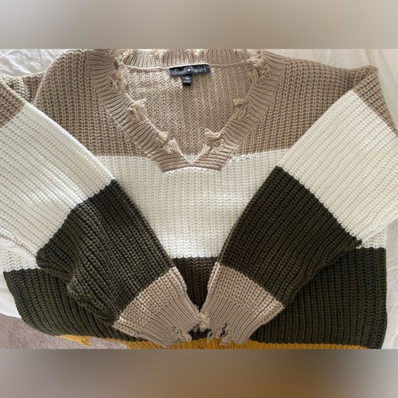 NEW DISTRESSED BLOCK SWEATER
⭐️LONG SLEEVE CROP STYLE ⭐️ - Picture 2 of 10